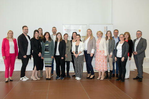 Landesrätin Mag.a (FH) Daniela Winkler, wHRin Mag.a Sandra Steiner, Stv. Bildungsdirektorin und Leiterin des Präsidialbereichs der Bildungsdirektion Burgenland, HR Mag. Jürgen Neuwirth, Leiter des Bereichs Pädagogischer Dienst der Bildungsdirektion Burgenland, mit den Pädagog*innen des Bezirks Mattersburg, die ein Neuanstellungsdekret erhalten haben.