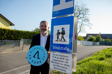 Verkehrslandesrat Mag. Heinrich Dorner bei der neuen Schulstraße in Deutschkreutz.