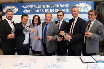 Bgm. Harald Richter (Lichtenwörth), LR Christian Illedits, LRin Astrid Eisenkopf, WLV- Nördliches Burgenland Obmann Bgm. Gerhard Zapfl, Rechtsanwalt Mag. Martin Nigischer von der Kanzlei Onz, der Leitende Bedienstete Klaus Sauer vom WLV und der Technische Betriebsleiter des WLV Helmut Herlicska