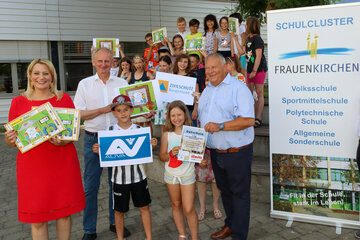 Bildungslandesrätin Mag.a Daniela Winkler gratulierte gemeinsam mit BZSV-Präsident LAbg. Bgm. Erwin Preiner und BZSV-Vizepräsident 2. LT-Präsident aD Ing. Rudolf Strommer den Schülerinnen und Schülern der dritten Klasse der Volksschule zum Hauptpreis beim Projekt „Safety goes to school“