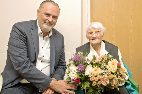 Landeshauptmann Hans Peter Doskozil gratulierte Hermine Schneller zum 100. Geburtstag.