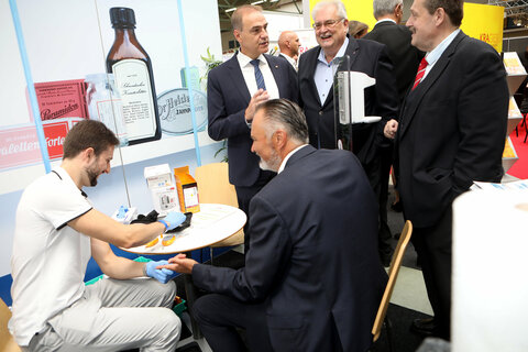 Landeshauptmann Hans Peter Doskozil bei der Blutzuckermessung mit Landesrat Dr. Leonhard Schneemann und Werner Gruber