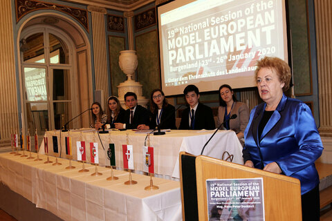 Landtagspräsidentin Verena Dunst bei der Eröffnungsrede mit JungparlamentarierInnen der 19. Nationalen Europäischen Jugendparlamentssitzung