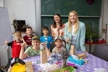 Landesrätin Mag.a (FH) Daniela Winkler und PPHB-Rektorin Mag.a Dr.in Sabine Weisz schauten den begeisterten Kindern bei der KinderHochSchule über die Schultern.
