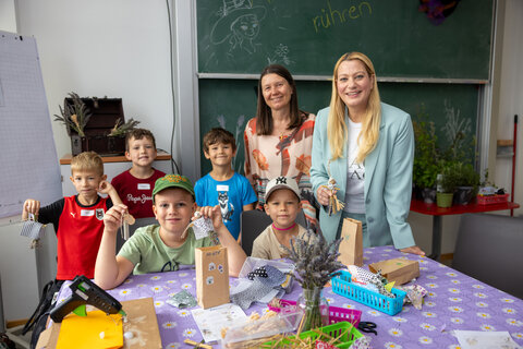 Landesrätin Mag.a (FH) Daniela Winkler und PPHB-Rektorin Mag.a Dr.in Sabine Weisz schauten den begeisterten Kindern bei der KinderHochSchule über die Schultern.