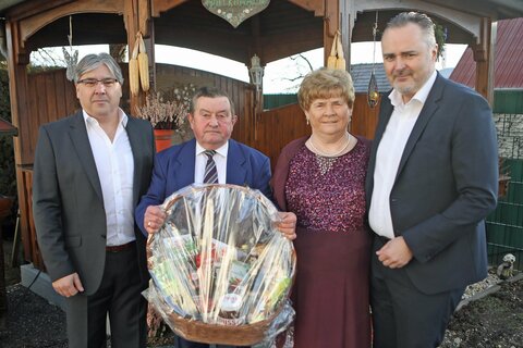 Landeshauptmann Hans Peter Doskozil (r.) und Vizebürgermeister Dietmar Babos (l.) gratulierten dem Ehepaar Martin und Erna Geider (v.l.).