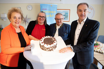 Landesrat Dr. Leonhard Schneemann (r.) feierte gemeinsam mit Volkshilfe Burgenland-Präsidentin Verena Dunst, Sonnenmarkt Oberwart-Marktleiterin Sylvia Hajszan und Pensionistenverband Burgenland, Bezirksvorsitzender von Oberwart Johann Goger (v.l.) das vierjährige Jubiläum des Sonnenmarktes Oberwart.