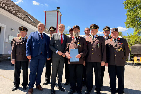 Landesrat Dr. Leonhard Schneemann mit den Feuerwehrfrauen und Feuerwehrmännern des Abschnittes IV.
