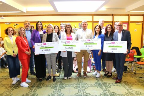 Wasser ist Leben_alle: LH-Stv.in Astrid Eisenkopf bei der Übergabe der Presie mit Vertretern aller ausgezeichneten Schulen des Naturparks Landseer Berge.