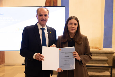 Landesrat Dr. Leonhard Schneemann mit der Preisträgerin des Young-Science-Wissenschaftspreises Elina Gager (BG/BRG/BORG Oberpullendorf „Franz Liszt“)