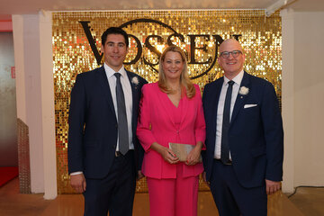 Landesrätin Mag.a (FH) Daniela Winkler (Mitte) gratulierte den beiden Geschäftsführern Michael Unger (Marketing und Vertrieb) und Marco Talasz (Produktion und Finanzen) (v.l.) zum Jubiläum.