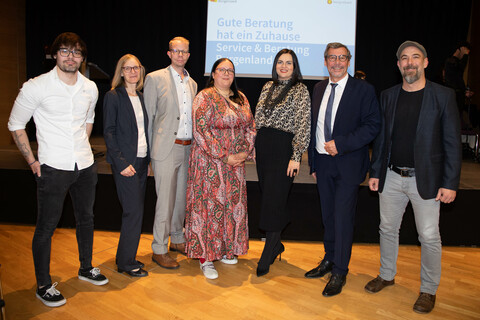 Landeshauptmann-Stellvertreterin Mag.a Astrid Eisenkopf mit den MitarbeiterInnen der Servicestelle (v.l.): Michael Samer, Mag.a Angela Gruber, Simon Kirschner, Leiterin Dr.in Michaela Puhr, LH-Stv.in Mag.a Astrid Eisenkopf, Hauptreferatsleiter Otto Kropf und Albert Chmelar