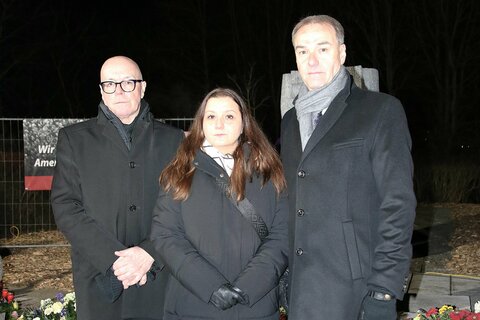 Bürgermeister Georg Rosner, Landesrat Leonhard Schneemann und Manuela Horvath bei der Gedenkstätte.