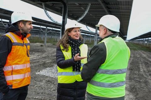Landeshauptmann-Stellvertreterin Anja Haider-Wallner beim Besuch des Agri-PV-Wind-Parks in Tadten/Wallern mit Stephan Sharma, CEO der Burgenland Energie, und DI Matthias Grün, Vorsitzender des Vorstandes Esterhazy Betriebe AG
