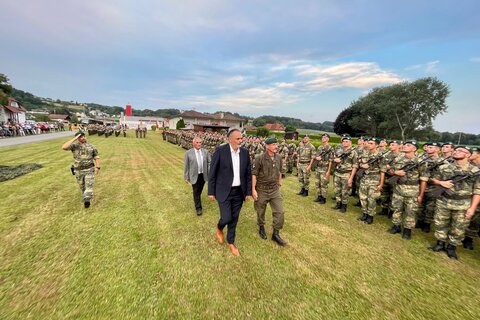 In Neustift an der Lafnitz wurden gestern, Freitagabend 150 Rekruten des Jägerbataillons 19 unter Anwesenheit von Landeshauptmann Hans Peter Doskozil angelobt.