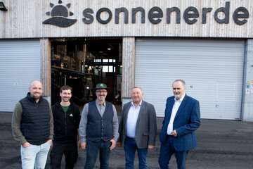 Landeshauptmann Hans Peter Doskozil (r.) besichtigte den Betrieb Sonnenerde Riedlingsdorf. Mit ihm am Foto: Geschäftsführer CEO Dominik Dunst, Elias Moisl (Qualitätssicherung), Geschäftsführer CEO Gerald Dunst und Bürgermeister Wilfried Bruckner (v.l.).