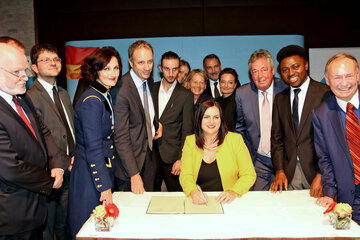 Umweltlandesrätin Astrid Eisenkopf, Vertreter des UN Klimasekretariats, des Bundesministeriums für Nachhaltigkeit und Tourismus, internationaler Umweltschutzorganisationen und wichtige Stakeholder aus der Wirtschaft unterzeichneten die „Burgenland-Deklaration zum Klimaschutz“. V.l.: Hermann Mückler, Präsident des Dachverbands aller österreichisch-ausländischen Gesellschaften PaN, Giuseppe Abignente, Handelsdelegierte, Italienische Botschaft in Wien, Ministerialrätin Talieh Wögerbauer, Generalsekretärin der Österreichisch-Deutschen Freundschaftsgesellschaft und UNFCC-Botschafterin der „Action for Climate Empowerment“, Jürgen Schneider, BMNT, Leiter der Sektion “Klima” im Bundesministerium für Nachhaltigkeit und Tourismus. Alexander Ahamer, Fridays4Future, Graz, LRin Astrid Eisenkopf (sitzend), Dir. Bert Jandl, Vila Vita Pannonia in Pamhagen, N.N., Dr. Harald Wögerbauer, Präsident des österreichisch-deutschen Länderforums