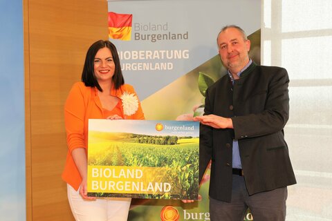 Landeshauptmann-Stellvertreterin Mag.a Astrid Eisenkopf und der Sprecher des Burgenländischen Landwirtschaftsförderungsbeirates Gerhard Bachmann im Rahmen der Präsentation des Grünen Berichts Burgenland 2021 (v.l.n.r.);