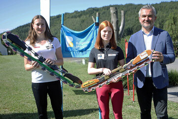 Sport-Landesrat Heinrich Dorner (r.) rückt Emma Eberhardt und Tina Hetfleisch (v.l.) für die Junioren-WM die Daumen.