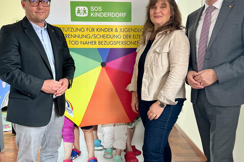 Soziallandesrat Leonhard Schneemann mit SOS Kinderdorf Burgenland-Leiter Marek Zeliska und Martina Kopf, Rainbows Burgenland