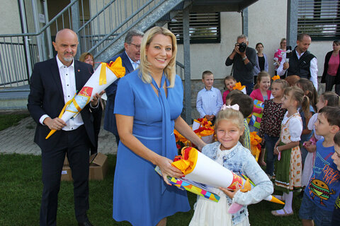 Bildungslandesrätin Mag.a (FH) Daniela Winkler überreichte Schultüten an Taferlklassler der Volksschule Nickelsdorf