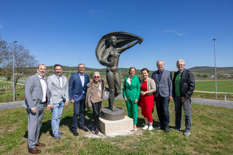 Landesrätin Daniela Winkler (4.v.r.) mit Witwe Waltraud Bertoni (4.v.l.) sowie Beteiligten bei der Einweihung der Skulptur.