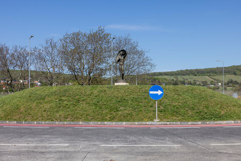 Die aufgestellte Skulptur von Wander Bertoni beim Kreisverkehr zwischen Winden und Breitenbrunn.