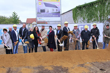 Soziallandesrat Christian Illedits, Pfarrerin Sieglinde Pfänder, Geschäftsführer Diakonie Burgenland, OSG-Geschäftsführer Alfred Kollar, Obmann OSG, Bürgermeister Hans Schrammel und weitere Ehrengäste beim Spatenstich
