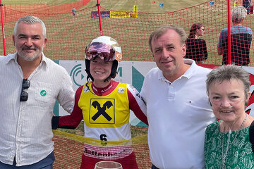 Sportlandesrat Heinrich Dorner (2.v.l.) gratulierte gemeinsam mit BSV-Präsident Gerald Gutmann (Burgenländischer Skiverband), Landtagsabgeordneten Christian Drobits und Bürgermeisterin Renate Habetler (v.l.) Tina Hetfleisch (Mitte) zum zweiten Platz beim Riesenslalom in Rettenbach.