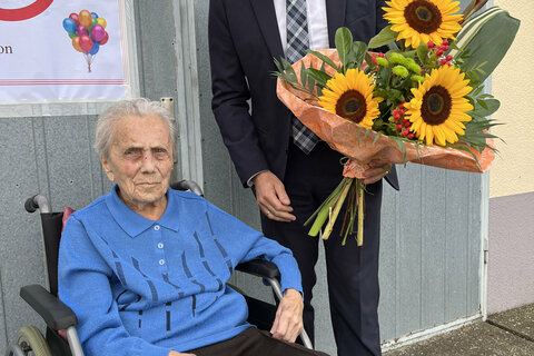 LR Dr. Leonhard Schneemann gratuliert Anna Ringhofer zum 100. Geburtstag