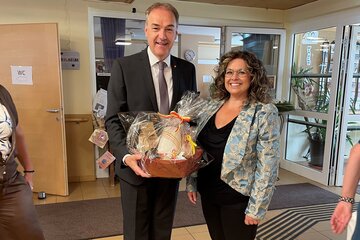 Landesrat Dr. Leonhard Schneemann mit Geschäftsführerin Manuela Adacker-Pöpperl.