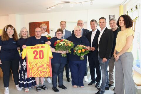 Soziallandesrat Leonhard Schneemann mit den Klientinnen und Klienten, der Betriebsleitung und den Festgästen bei der 20-Jahres-Feier.
