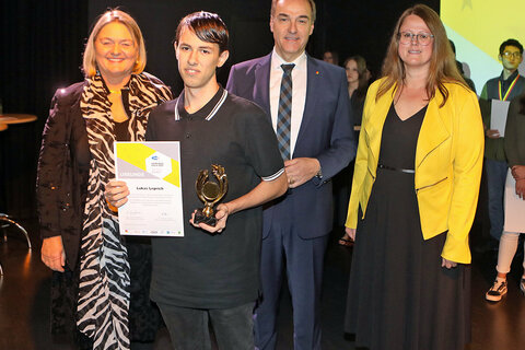 AMS-Burgenland Landesgeschäftsführerin Mag. Helene Sengstbratl, Landesrat Dr. Leonhard Schneemann und AMS Burgenland Stellvertretende Landesgeschäftsführerin DI in (FH) Karin Steiner, BA (v.l.) gratulierten Lukas Leprich (2.v.l.).