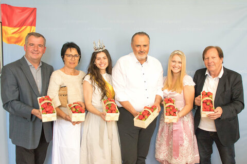 Besuch aus der Genussregion „Wiesener Ananas-Erdbeeren“ im Eisenstädter Landhaus: (v.l.n.r.) Vizebürgermeister Christoph Ramhofer, Tourismus-Obfrau Anita Treitl, Erdbeerkönigin Amelie I., Landeshauptmann Mag. Hans Peter Doskozil, Erdbeerprinzessin Elisa I. und Bürgermeister Matthias Weghofer.