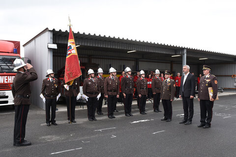 Feuerwehrreferent Landesrat Heinrich Dorner bei der Meldung des Ehrenzuges der Feuerwehr.