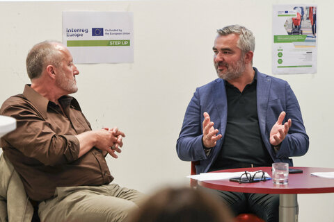 Verkehrslandesrat Heinrich Dorner (rechts im Bild) im Gespräch mit Jim Walker von der Mobilitätsinitiative Walk21.