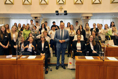 LAndesrat Schneemann mit Schülern des Theresianums Eisenstadt