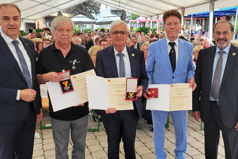 Ehrungen verdienter Persönlichkeiten: Anton Huber und Karl Pratl erhielten das Verdienstkreuz des Landes Burgenland, Werner Götz wurde mit dem Großen Silbernen Ehrenzeichen des Landes Burgenland ausgezeichnet. Am Foto (v.l.n.r.): Landesrat Leonhard Schneemann, Anton Huber (Burgenländische Gemeinschaft), Karl Pratl (Burgenländische Gemeinschaft), Werner Götz (Präsident Weltenbund Österreich) und Eduard Nicka (Präsident der Burgenländischen Gemeinschaft)