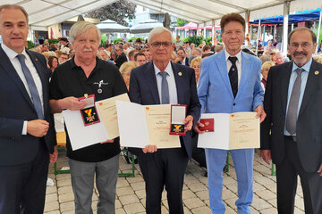 Ehrungen verdienter Persönlichkeiten: Anton Huber und Karl Pratl erhielten das Verdienstkreuz des Landes Burgenland, Werner Götz wurde mit dem Großen Silbernen Ehrenzeichen des Landes Burgenland ausgezeichnet. Am Foto (v.l.n.r.): Landesrat Leonhard Schneemann, Anton Huber (Burgenländische Gemeinschaft), Karl Pratl (Burgenländische Gemeinschaft), Werner Götz (Präsident Weltenbund Österreich) und Eduard Nicka (Präsident der Burgenländischen Gemeinschaft)