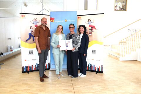 Bildungslandesrätin Daniela Winkler, Daniel Karacsonyi, Projektkoordinator und Christine Schlaffer, SQM für Oberpullendorf bei der Übergabe des Lesegütesiegels.