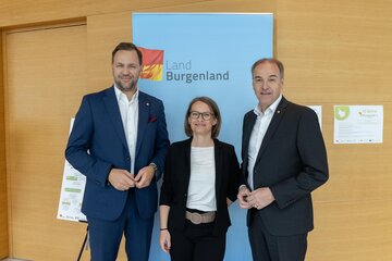 (v.l.) Johannes Zsifkovics, Geschäftsführer Soziale Dienste Burgenland GmbH, Lucie Hareter, Fachliche Leitung Netzwerk Kind Burgenland und Landesrat Leonhard Schneemann bei der Fachtagung anlässlich des Jubiläums "10 Jahre Netzwerk Kind Burgenland".