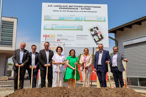 „Spatenstich AG/R KH Kittsee 1, 2 (v.l.n.r.): Mag. Hubert Eisl, MBA (Geschäftsführer KRAGES), Ing. Michael Artner, Bsc (Technischer Projektleiter), Dieter Feitek Bsc,Msc (kaufmännischer Direktor KH Kittsee), Prim. Dr. Anna Kettner (Ärztliche Direktorin KHKittsee), DGKP Bettina Ziniel, Msc (Pflegedirektorin KH Kittsee), LRin Mag. (FH) Daniela Winkler, LH Mag. Hans Peter Doskozil, Ing. Mag. Günther Sturmer (Baufirma Stugeba)