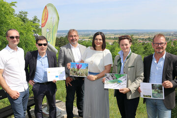 Draßburgs Bürgermeister Ing. Christoph Haider, Franz Handler, Geschäftsführer Verband der Naturparke Österreichs (VNÖ), DI Thomas Böhm, MBA, Obmann der ARGE Nationalparke, Landeshauptmann-Stellvertreterin Mag.a Astrid Eisenkopf, Mag.a Marlene Hrabanek-Bunyai, Bakk.techn., MA, Geschäftsführerin des Naturparks Rosalia-Kogelberg, und Loipersbachs Bürgermeister Rainer Schneeberger.