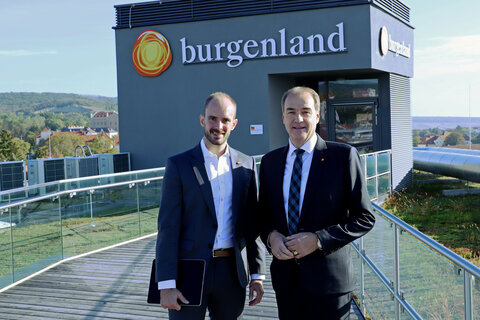 Landesrat Dr. Leonhard Schneemann und Staatssekretär Florian Tursky, MSc. MBA. (v.r.) über den Dächern von Eisenstadt.