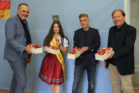 Landeshauptmann Hans Peter Doskozil, Österreichische Erdbeerkönigin Sophie I., Vizebürgermeister Josef Habeler und Bürgermeister Matthias Weghofer.