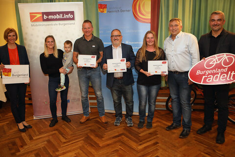 Christine Zopf-Renner und Landesrat Heinrich Dorner überreichten Gemeinderat Robert Rajkovats (Gemeinde Rechnitz), Bürgermeister Christian Balogh (Nikitsch) und Bürgermeister Manfred Bugnyar (Pama) die Preise.