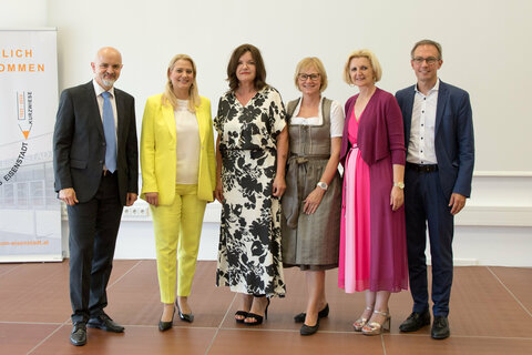 Landesrätin Daniela Winkler (2.v.l.)und Bildungsdirektor Heinz Josef Zitz (1.v.l.) überreichten Schulleiterin Renate Haindl (Sonderpädagogisches Zentrum Stegersbach, 3.v.l.) ihr Pensionierungsdekret.