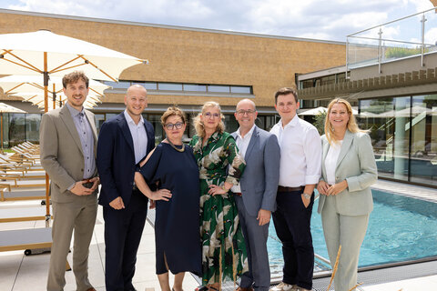 (vlnr.) LAbg. Philip Juranich, Abg. z. NR. Bgm. Maximilian Köllner, Eigentümer Familie: Elfriede Salzl, Tina Sattler, Reinhard Sattler und Mathias Sattler mit Landesrätin Daniela Winkler bei der Eröffnung des Hotel Nationalpark Illmitz.