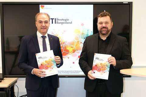 Der burgenländische Landesrat für Forschung und Innovation, Dr. Leonhard Schneemann und Martin Zloklikovits, Forschungskoordinator des Landes Burgenland.