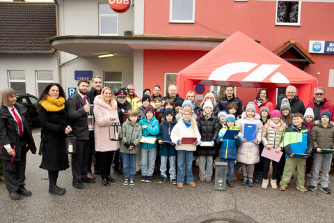 Die Kinder der Volksschule mit allen Beteiligten bei der Friedenslicht-Übernahme am Bahnhof in Eisenstadt